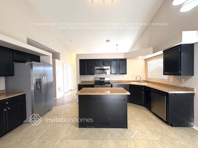 Building Photo - 2424 Carolina Ct