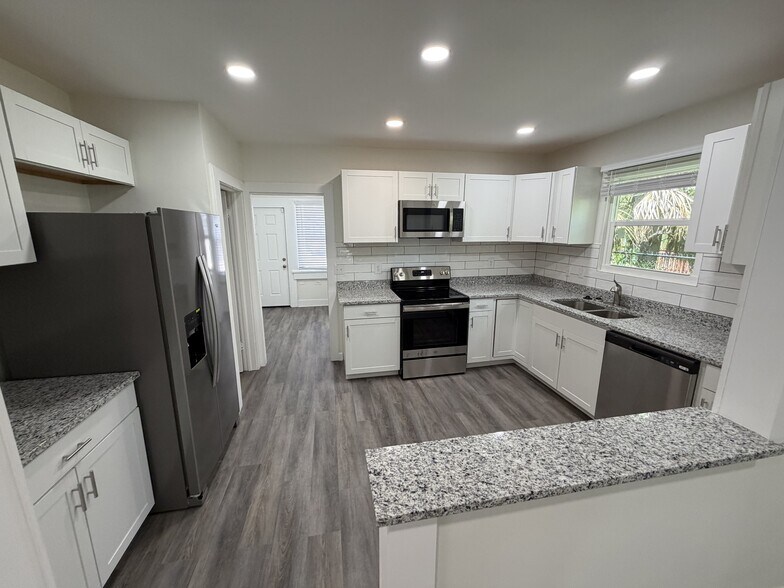Building Photo - 2 Bed/1.5 Bath