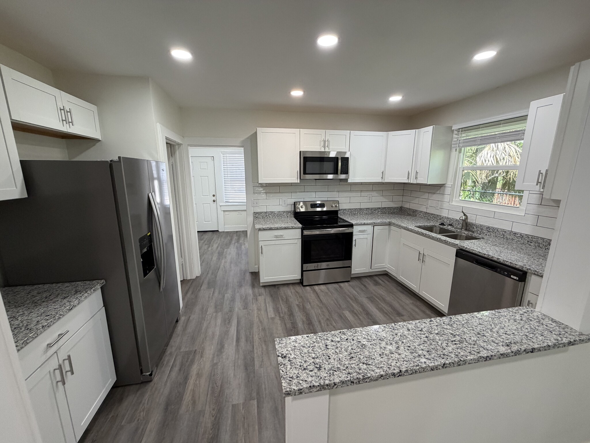 Building Photo - 2 Bed/1.5 Bath