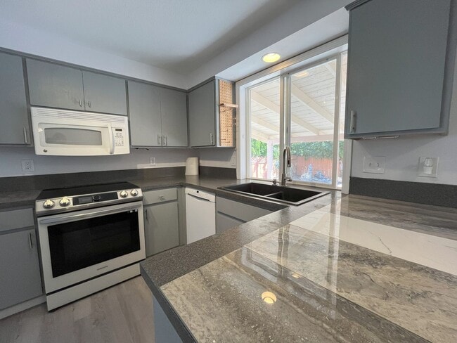 Building Photo - Spacious 4-Bedroom, 2.5-Bathroom Home with...