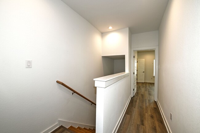 Building Photo - Beautiful 3 beds- 3.5 Condo in San Antonio Tx