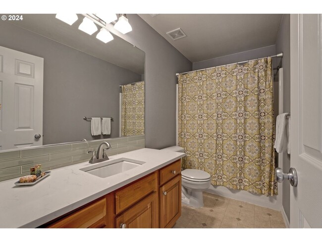 Building Photo - IMMACULATE & LOVELY 5 bed, 3 bath, + huge bonus room that can serve as a 5th bedroom, 2 car garage