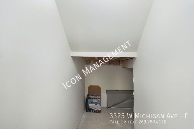 Building Photo - SPACIOUS TOWNHOME in PRIME WMU AREA!