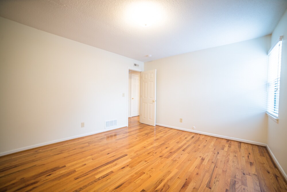 Building Photo - 4012 Oak St