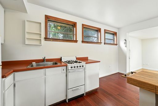 Building Photo - Walk to Cheeseman from this Large 1 Bed 1 ...