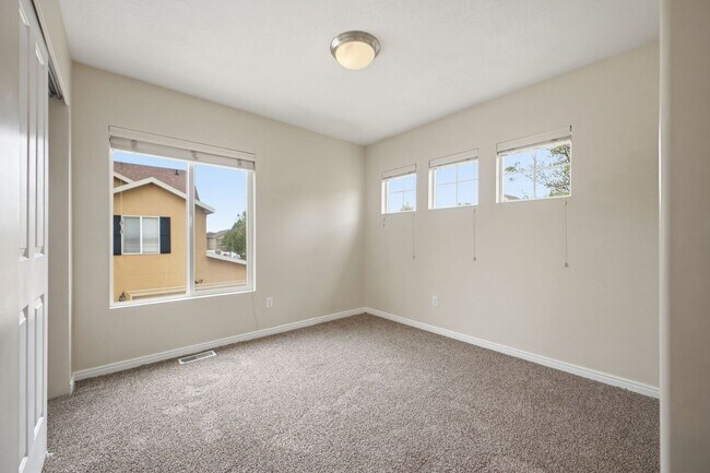 Building Photo - Spacious South Ogden Townhome w/ Garage