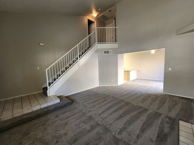 Building Photo - Beautiful townhouse in Silverado Ranch