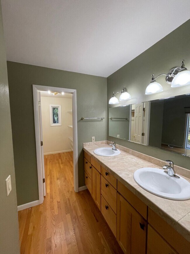 Building Photo - Lovely 3 BED / 2 BATH family home in Parkside neighborhood!