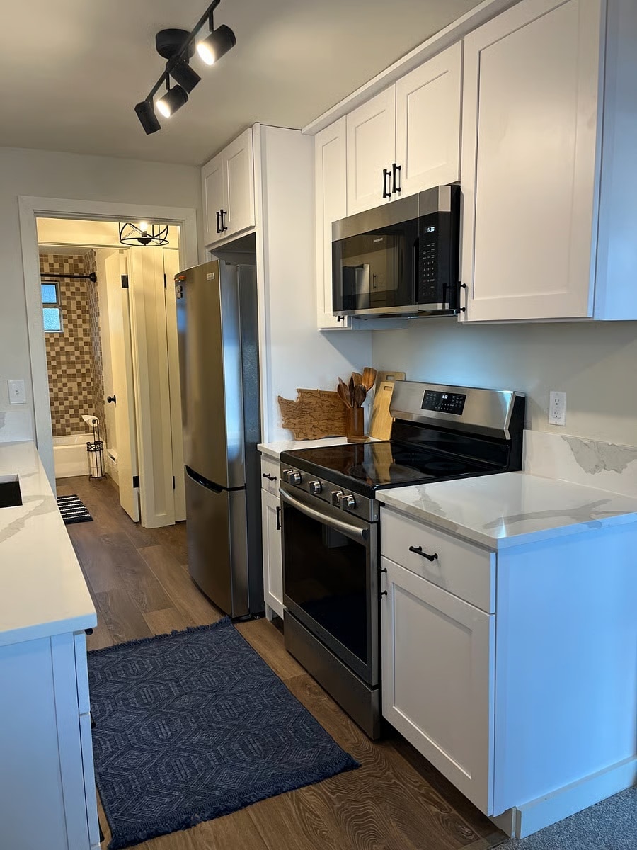 Building Photo - 425 Lake St S