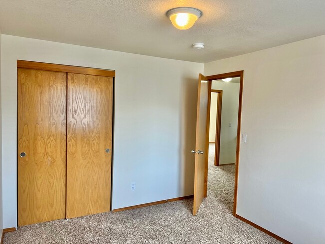 Building Photo - Excellent Location in Fishers Landing near...