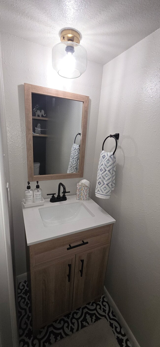 Building Photo - 150 La Vista Ln