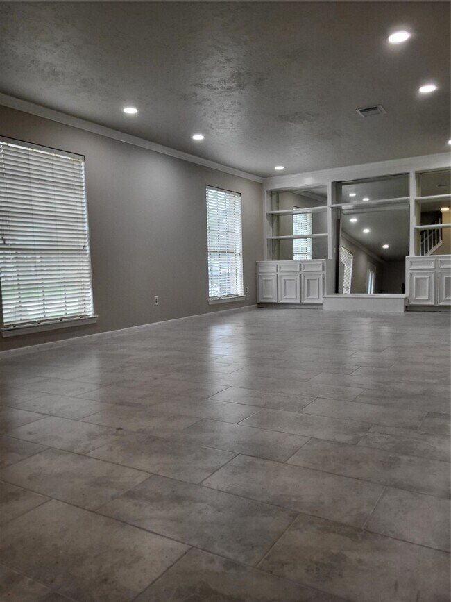 Building Photo - 8110 Green Devon Dr