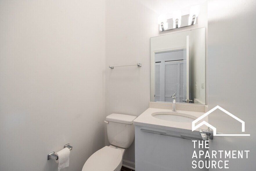 Building Photo - 2700 W North Ave