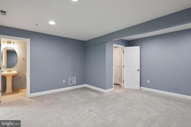 Building Photo - 9850 Solar Course