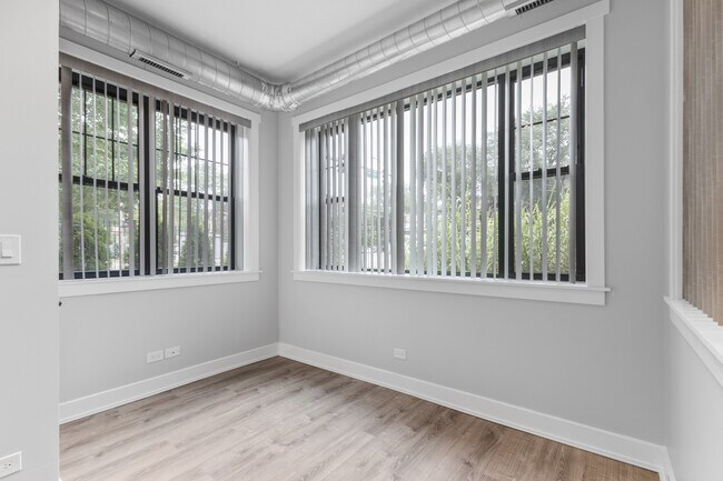 Building Photo - 7645 N Sheridan Rd