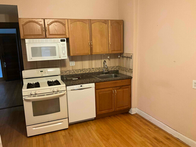 Primary Photo - 2325 W Iowa St