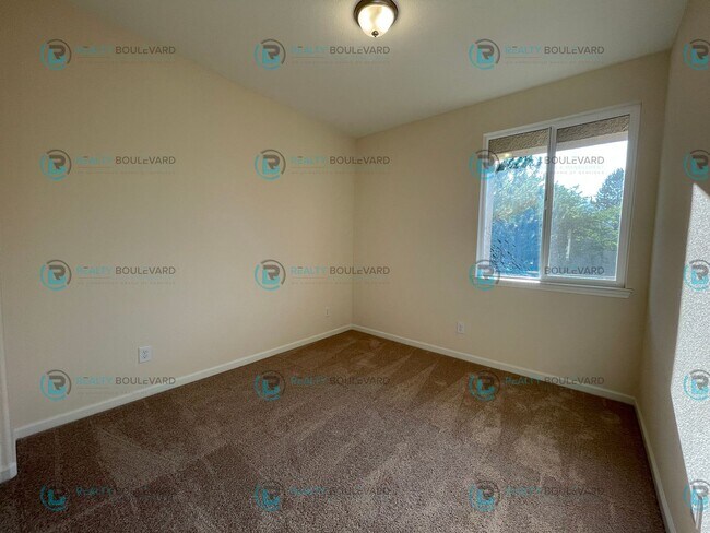 Building Photo - Luxury and Convenience Fully Equipped 3-Bedroom 2.5 Bathroom 2 Car Garage Townhome in Carson City