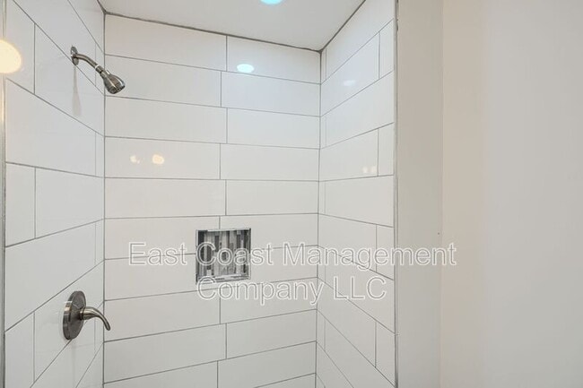 Building Photo - 1153 Sargeant St