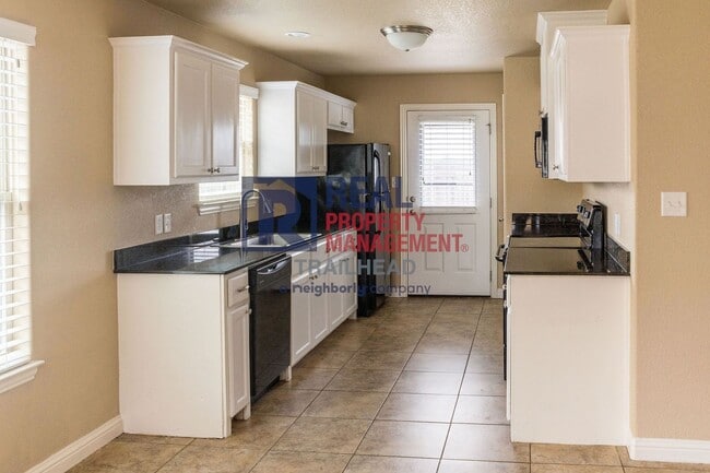 Building Photo - 905 Dart Ct