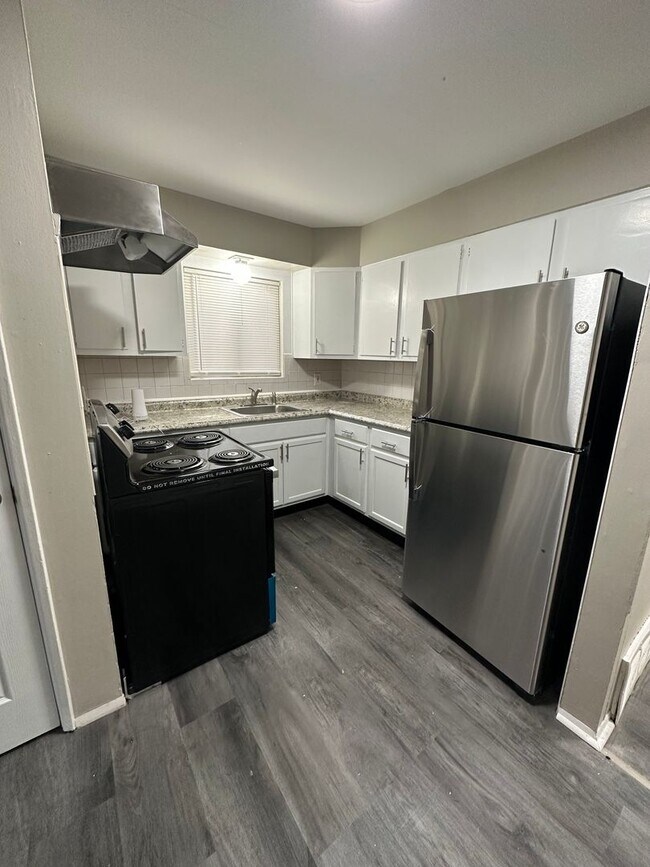 Building Photo - Renovated Two Bedroom One Bath Home Coming...