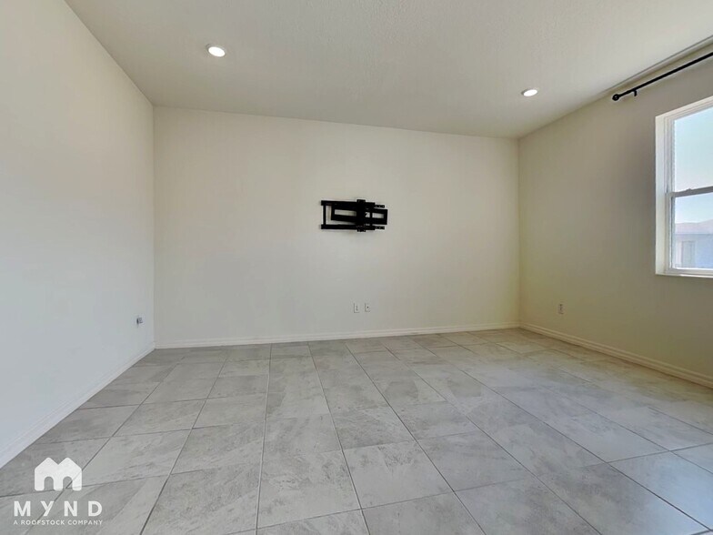 Building Photo - 37450 MacKenzie Dr