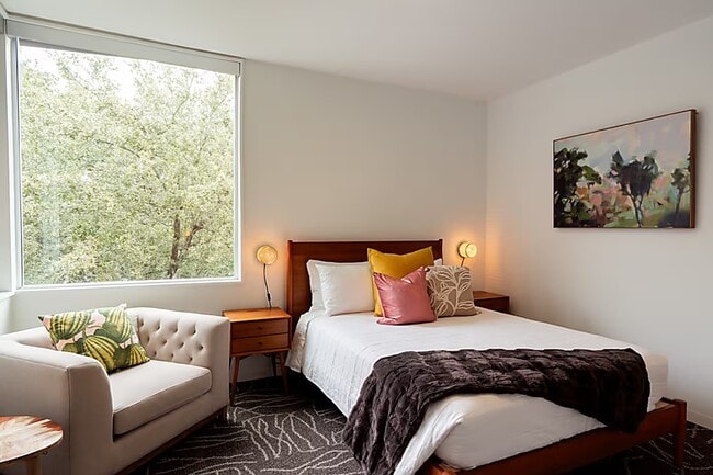 Building Photo - 4904 S Shepherd Dr