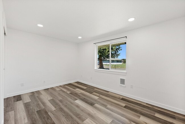 Building Photo - Renovated 3-Bed Rambler in Lakewood | Priv...