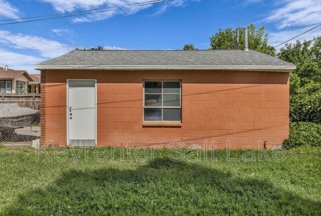 Building Photo - 934 E Best Ave