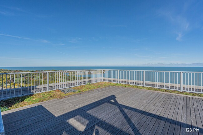 Building Photo - 3900 N Lake Shore Dr