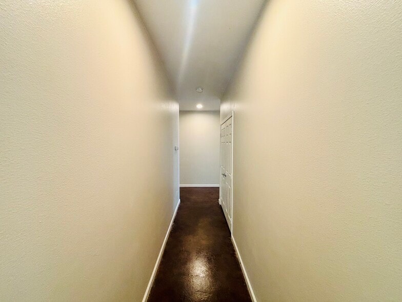 Building Photo - 4640 Trojan Ct