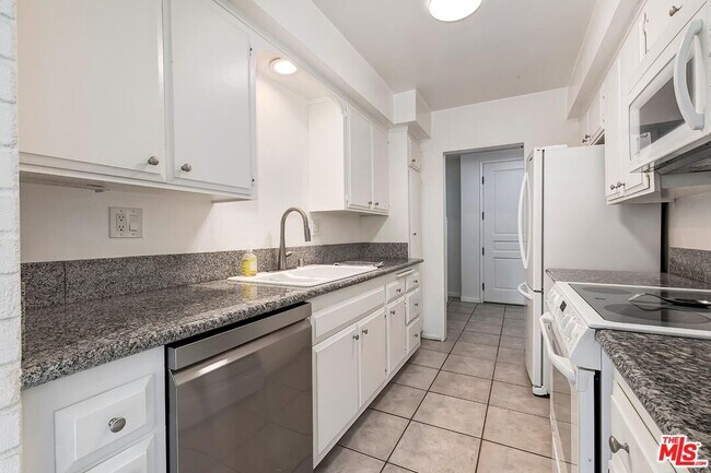 Building Photo - 809 S Bundy Dr