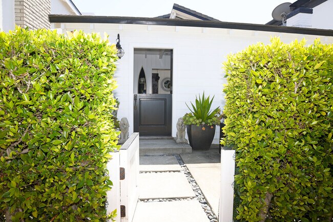 Building Photo - Lido Isle Rental