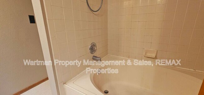 Building Photo - 4130 Madrone Way