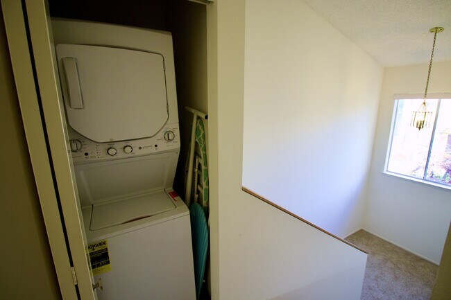 Building Photo - 129 E Court Ln