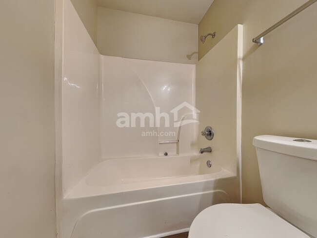 Building Photo - 1054 Falls Brooke Dr