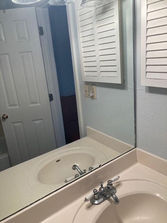 Building Photo - Spacious 1 Bedroom