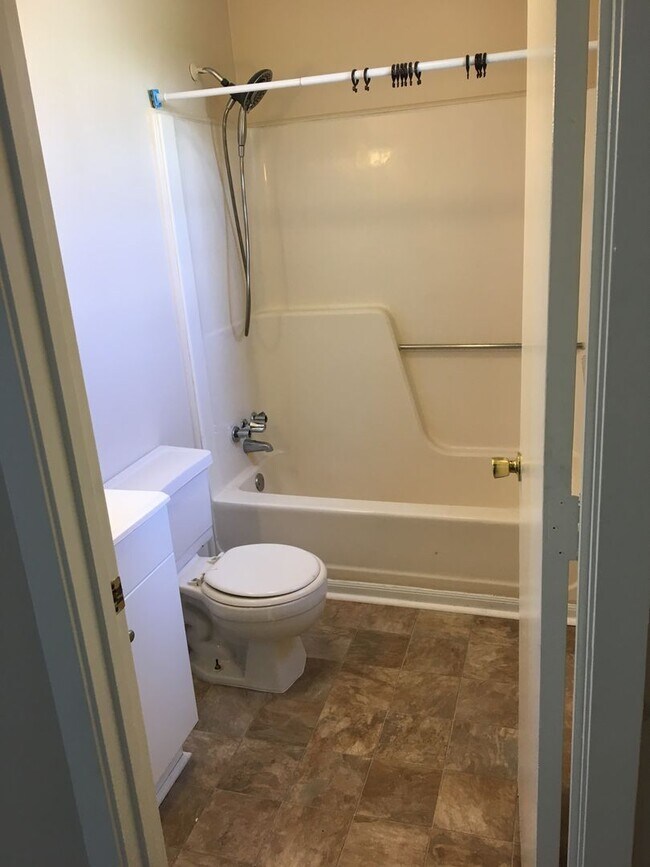 Building Photo - 2 Bedroom 2.5 Bath Townhome in Spicewood Townhome Community