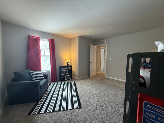 Building Photo - 3 bedroom 2.5 bathroom townhome for rent