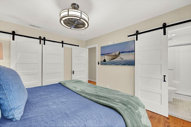 Building Photo - Furnished Off-Season 3bd/2ba Coastal Retreat with Screened Porch & Private Parking