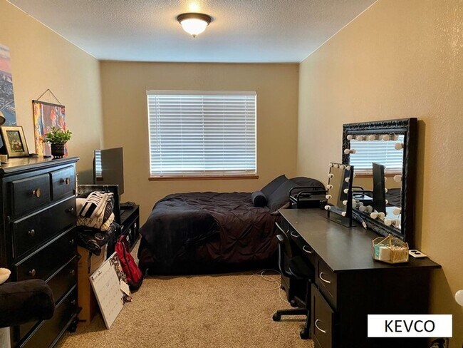 Building Photo - Perfect Townhouse for Roommates!