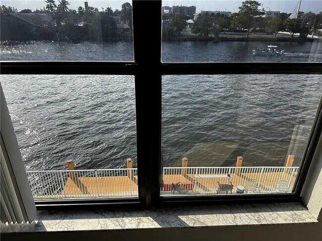 Building Photo - 105 S Riverside Dr