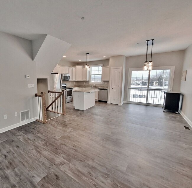 Building Photo - 3 Bed / 2-1/2 Bath  Single Family Town Home w/Attached1 Car Garage