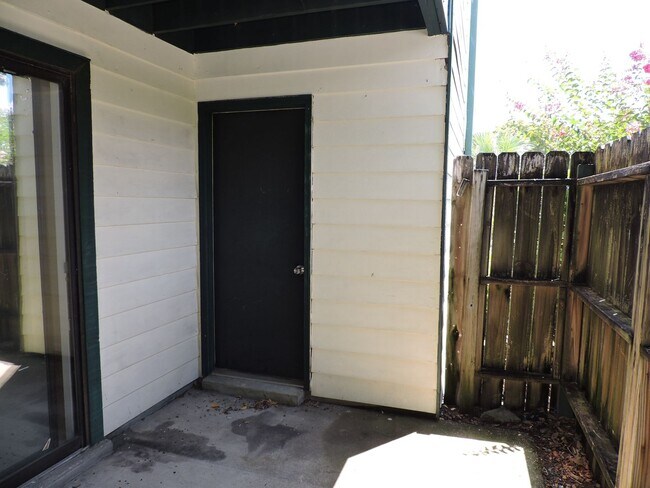 Building Photo - Convenient to schools, beaches, & shopping