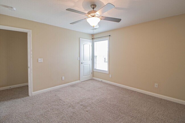 Building Photo - 809 Carousel Ct
