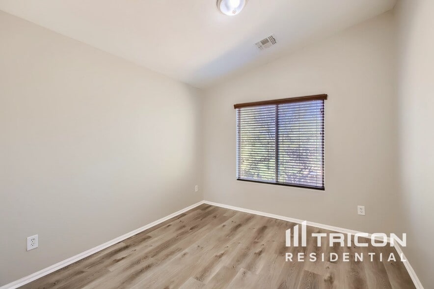 Building Photo - 40352 W Novak Ln