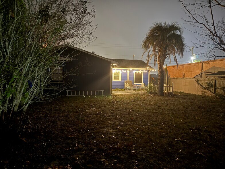 Back Yard and Patio - 606 Lantana St