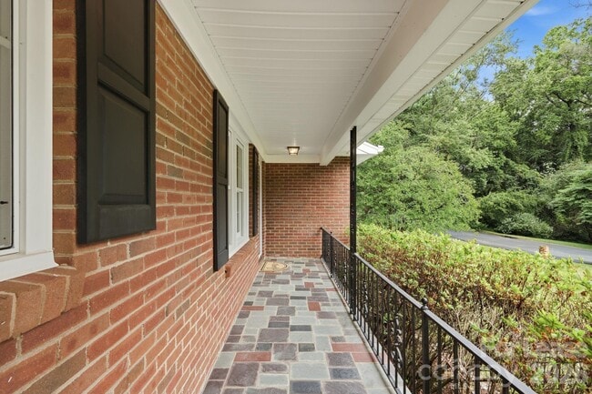 Building Photo - 926 Shady Bluff Dr