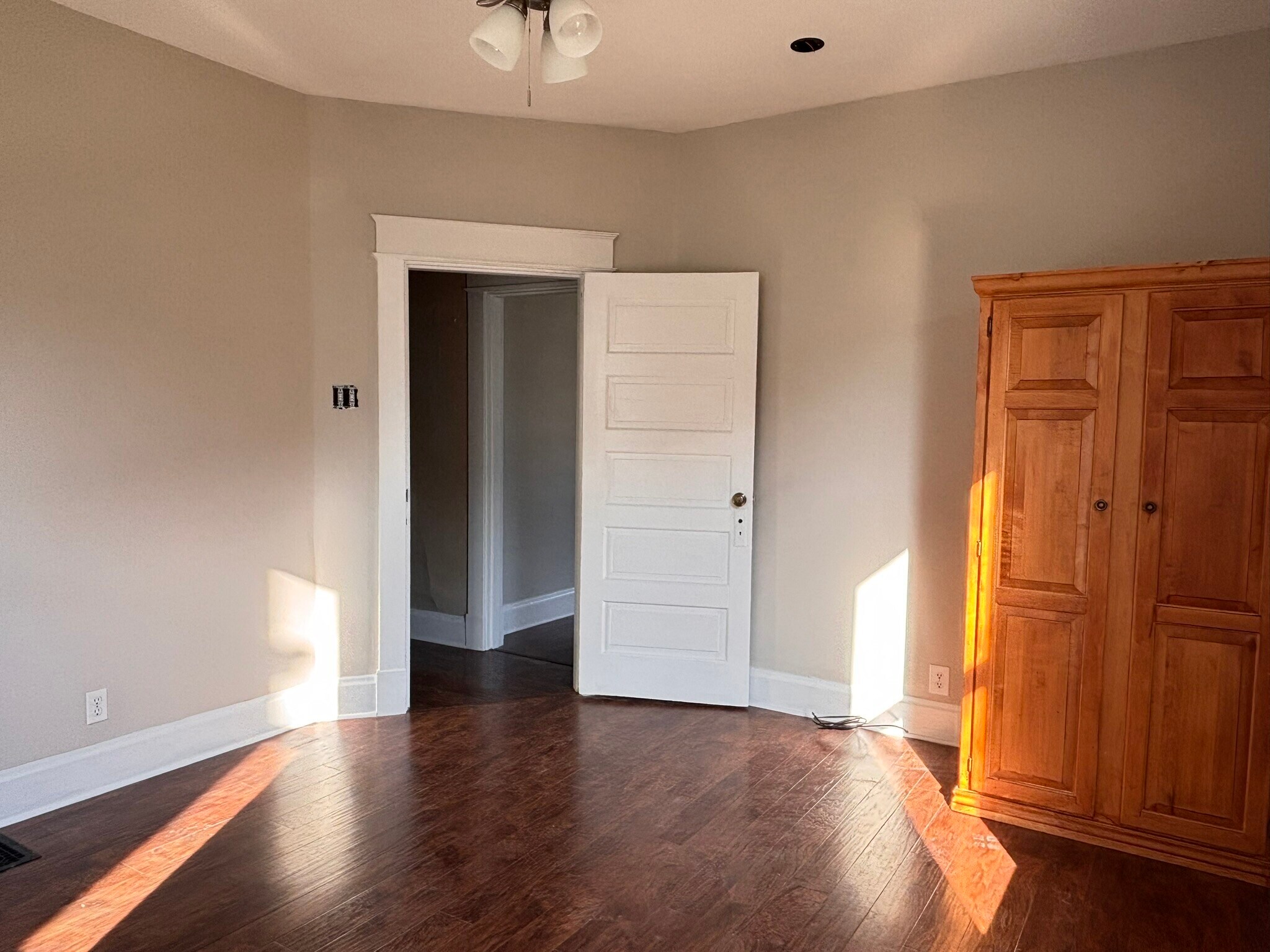 Bed #1 - 1836 Elm Ave