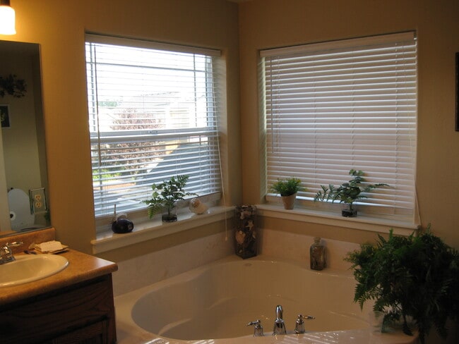 Building Photo - 657 Spring Valley Dr