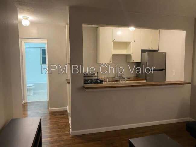 Building Photo - 2118 Kemper Ln